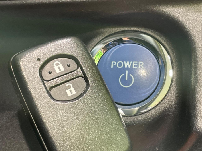 2019 Toyota Aqua DAA-NHP10 (UW-69ef58c754ca6)[16]