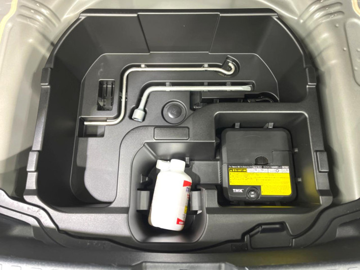 2013 Toyota Aqua DAA-NHP10 (UW-69ef58ca4cfff)[15]