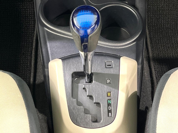 2013 Toyota Aqua DAA-NHP10 (UW-69ef58ca4cfff)[20]