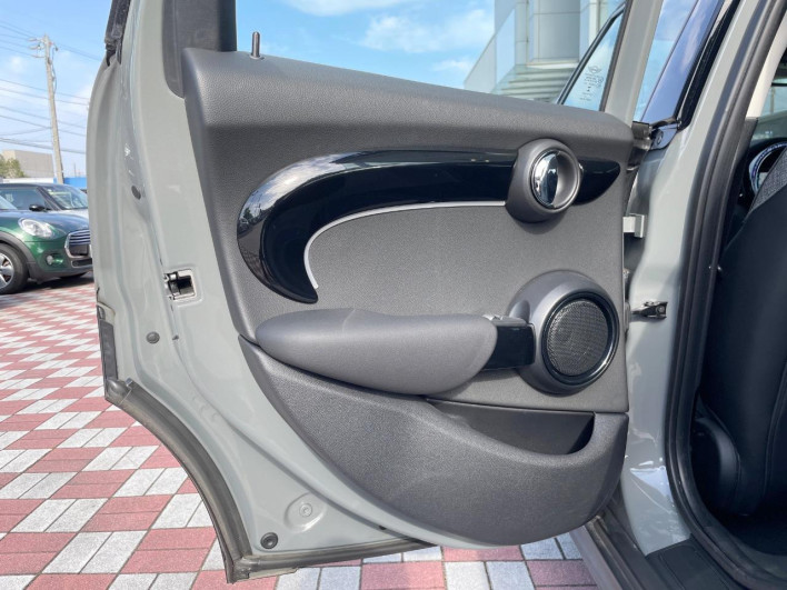 2022 Rover Mini 3DA-XV15MW (UW-69ef58f4e459a)[29]