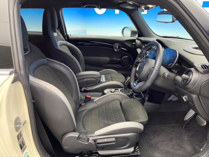 2022 Rover Mini 3BA-XRJCWMW (UW-69ef58f68cf17)[22]