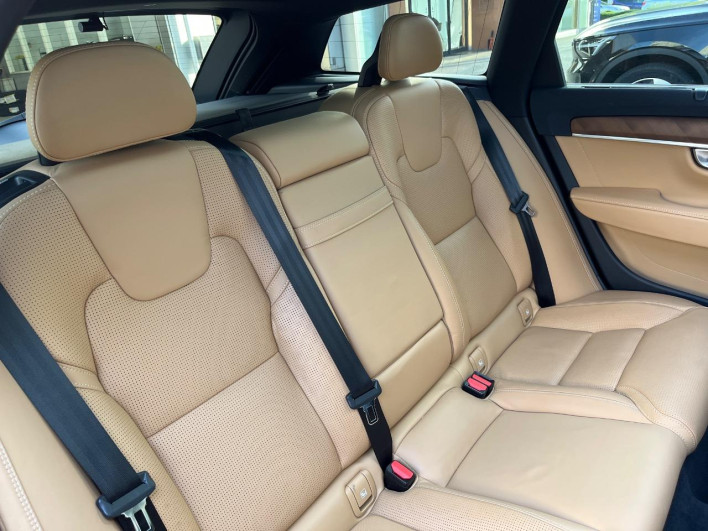 2017 Volvo V90 DBA-PB420 (UW-69ef58f9e33f5)[28]