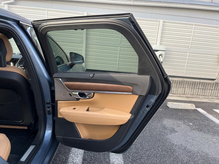 2017 Volvo V90 DBA-PB420 (UW-69ef58f9e33f5)[29]