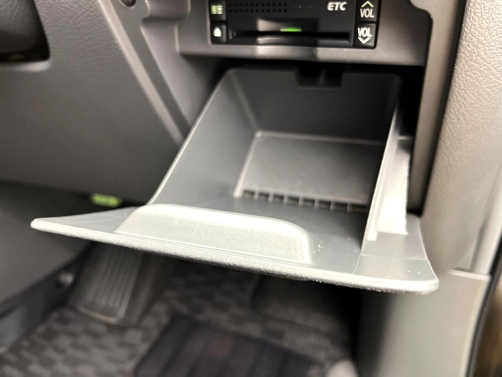 2008 Toyota Voxy DBA-ZRR70W (UW-69ef590034673)[29]