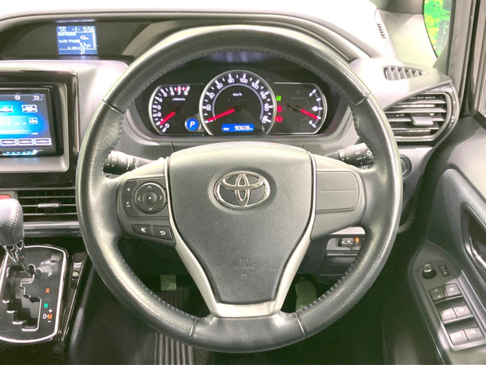 2017 Toyota Voxy DBA-ZRR80W (UW-69ef590281b94)[24]