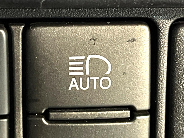 2018 Toyota Voxy DBA-ZRR80W (UW-69ef590497aff)[13]