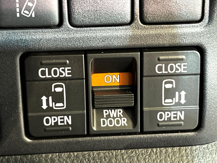 2018 Toyota Voxy DBA-ZRR80W (UW-69ef590497aff)[16]