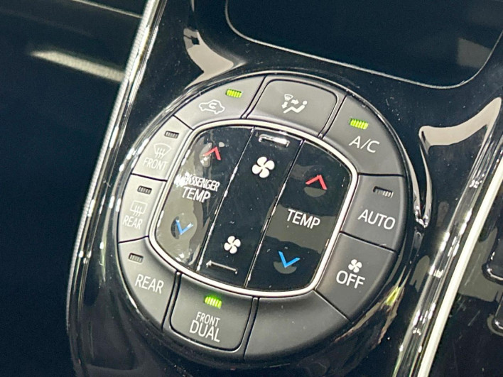 2018 Toyota Noah DBA-ZRR80G (UW-69ef590499cf9)[26]