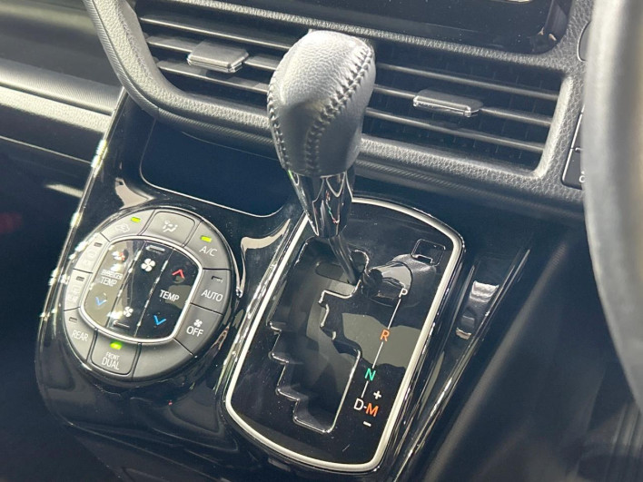 2018 Toyota Noah DBA-ZRR80G (UW-69ef590499cf9)[27]