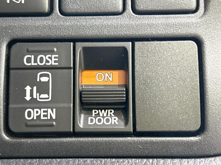 2018 Toyota Noah DBA-ZRR80G (UW-69ef590499cf9)[17]