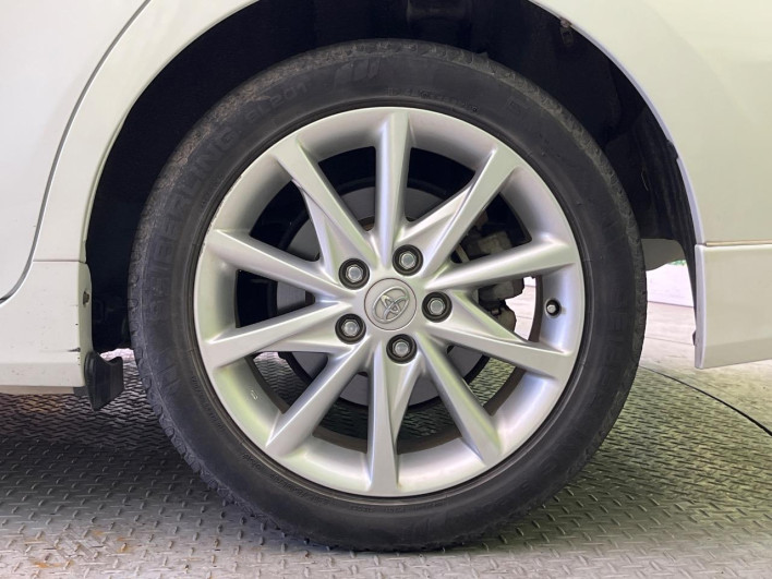 2014 Toyota Prius α DAA-ZVW41W (UW-69ef590f64419)[21]