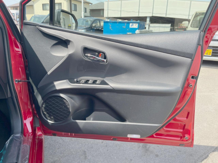 2016 Toyota Prius DAA-ZVW50 (UW-69ef59102219d)[17]