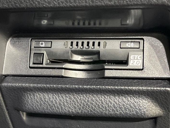 2019 Toyota Voxy DAA-ZWR80W (UW-69ef591602ee7)[20]