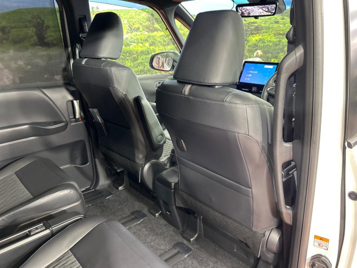 2025 Toyota Noah 6AA-ZWR90W (UW-69ef591b606e5)[27]