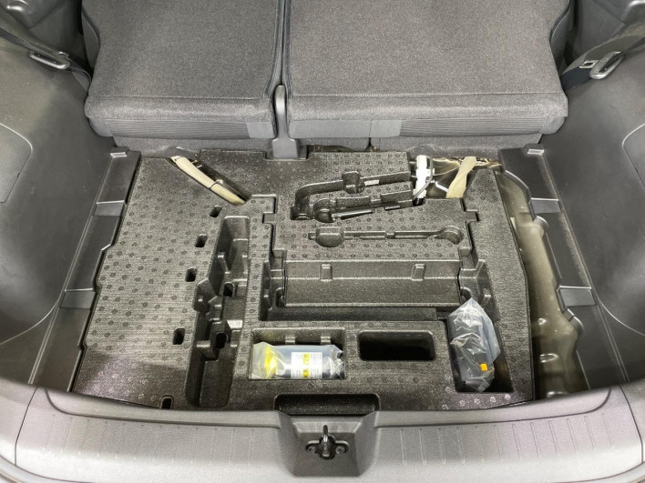 2021 Nissan Note 6AA-E13 (UW-69f0212b5fbd2)[28]