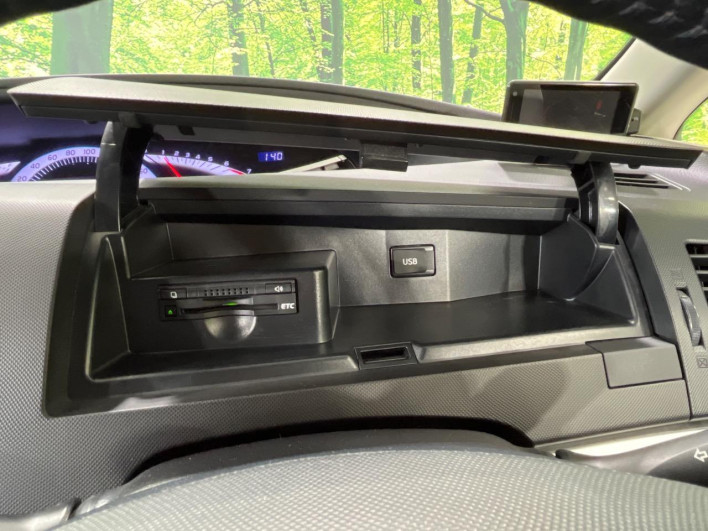 2013 Toyota Estima DBA-GSR55W (UW-69f021400ba64)[28]