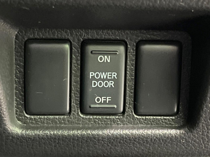 2013 Nissan Serena DAA-HFC26 (UW-69f02151ad5e1)[20]