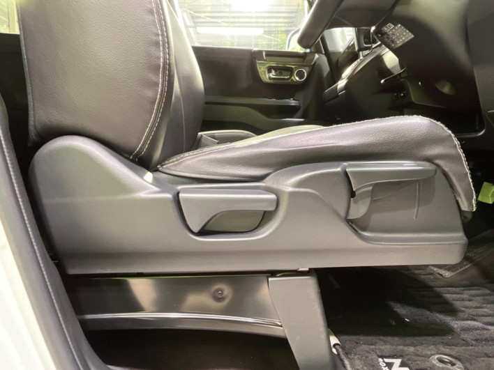 2017 Honda N-BOX CUSTOM DBA-JF4 (UW-69f0216ca6855)[24]