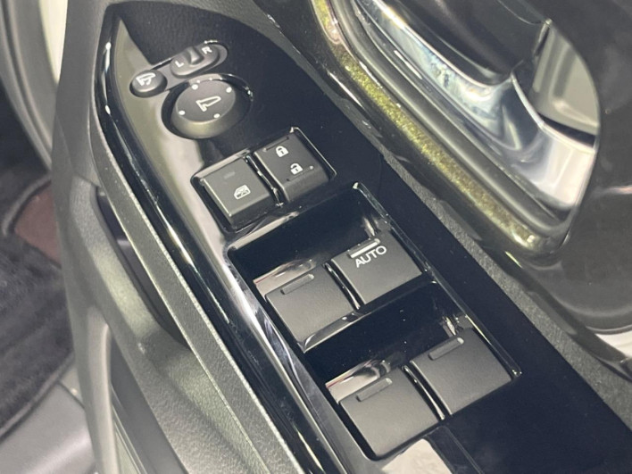 2017 Honda N-BOX CUSTOM DBA-JF4 (UW-69f0216ca6855)[25]