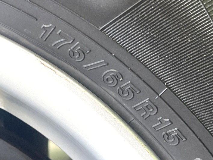 2013 Toyota Aqua DAA-NHP10 (UW-69f021f16e1ac)[12]