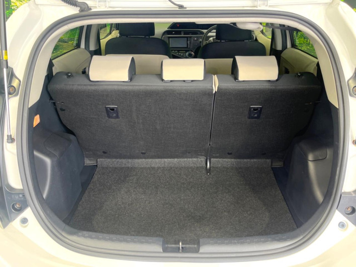 2013 Toyota Aqua DAA-NHP10 (UW-69f021f16e1ac)[26]