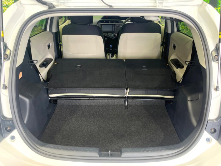 2013 Toyota Aqua DAA-NHP10 (UW-69f021f16e1ac)[28]