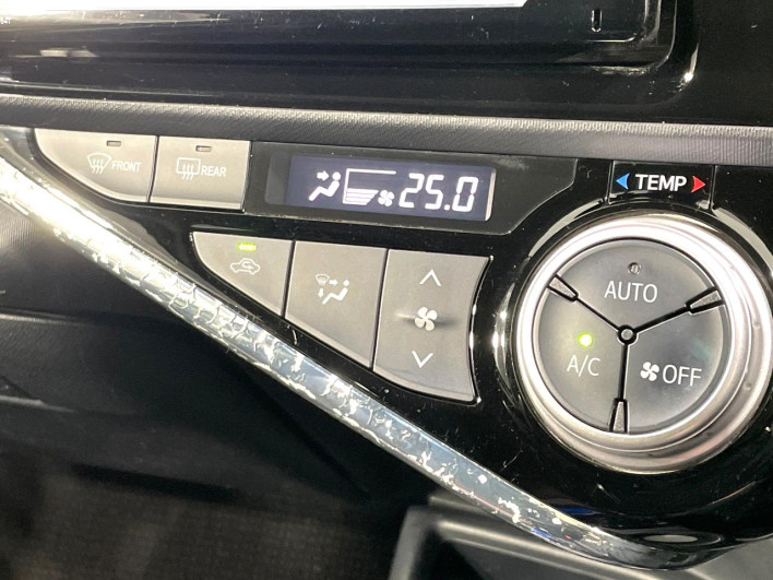 2016 Toyota Aqua DAA-NHP10 (UW-69f021f2612bf)[29]