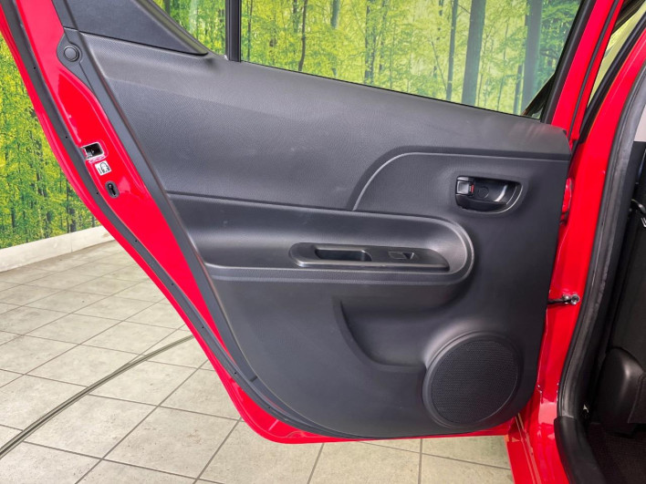 2016 Toyota Aqua DAA-NHP10 (UW-69f021f2c0a59)[8]