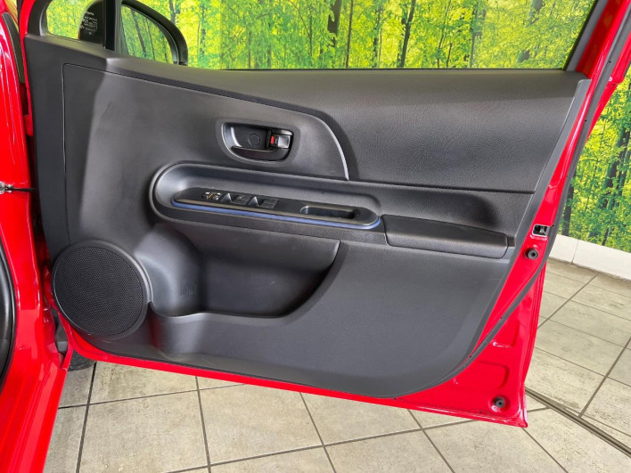 2016 Toyota Aqua DAA-NHP10 (UW-69f021f2c0a59)[26]