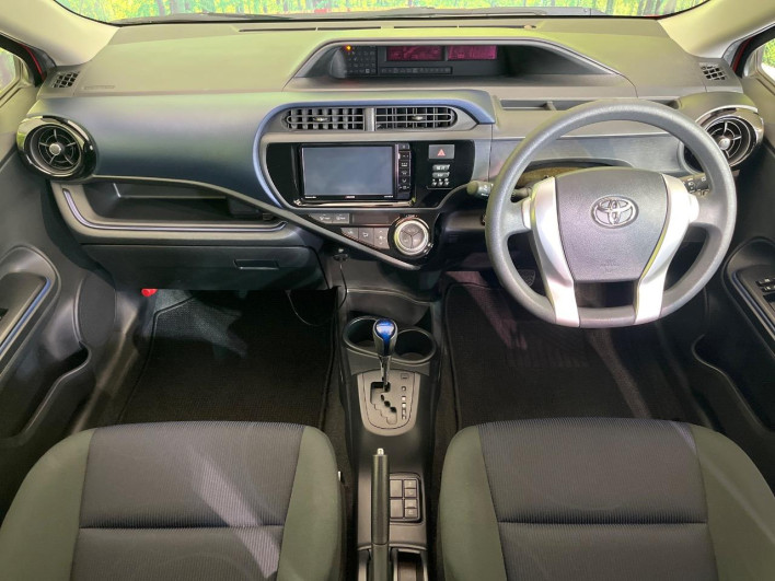 2016 Toyota Aqua DAA-NHP10 (UW-69f021f2c0a59)[24]