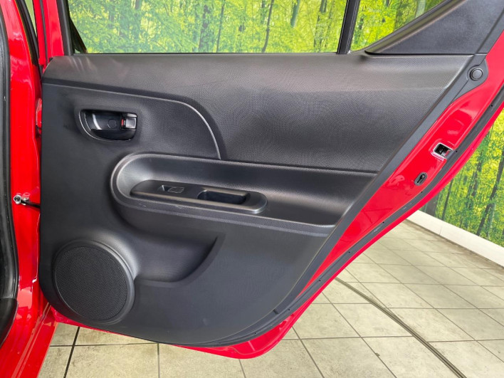 2016 Toyota Aqua DAA-NHP10 (UW-69f021f2c0a59)[22]