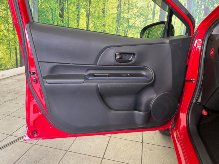 2016 Toyota Aqua DAA-NHP10 (UW-69f021f2c0a59)[11]