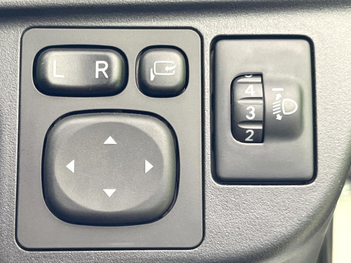 2016 Toyota Aqua DAA-NHP10 (UW-69f021f4ad9b6)[14]