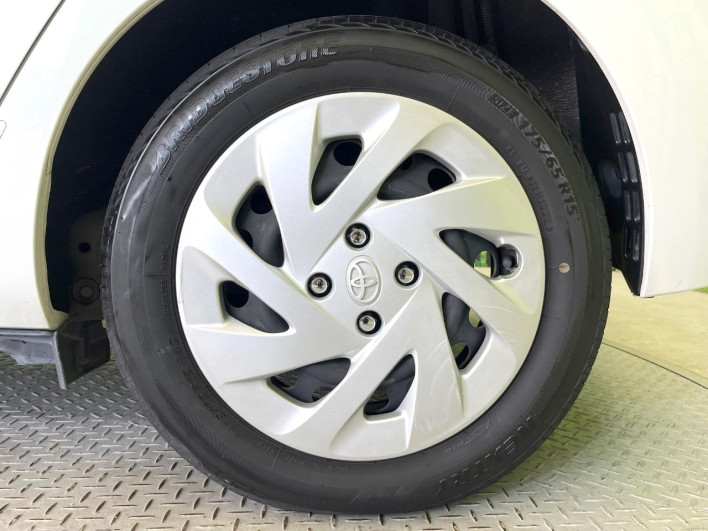 2017 Toyota Aqua DAA-NHP10 (UW-69f021f4afacb)[10]