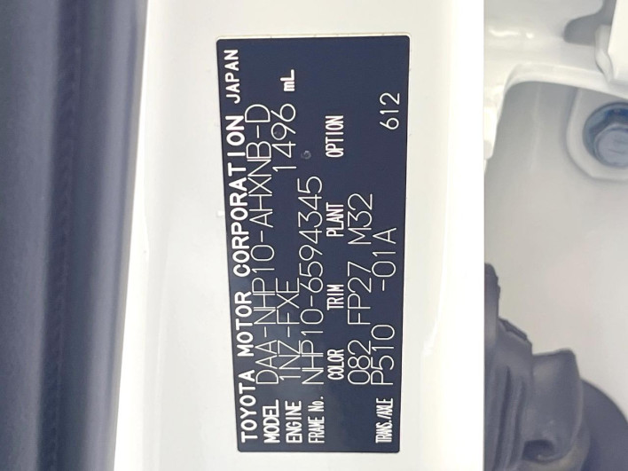 2017 Toyota Aqua DAA-NHP10 (UW-69f021f4afacb)[1]