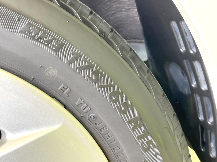 2017 Toyota Aqua DAA-NHP10 (UW-69f021f4afacb)[11]