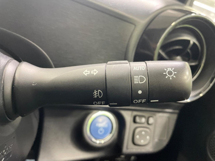 2017 Toyota Aqua DAA-NHP10 (UW-69f021f4e7402)[28]