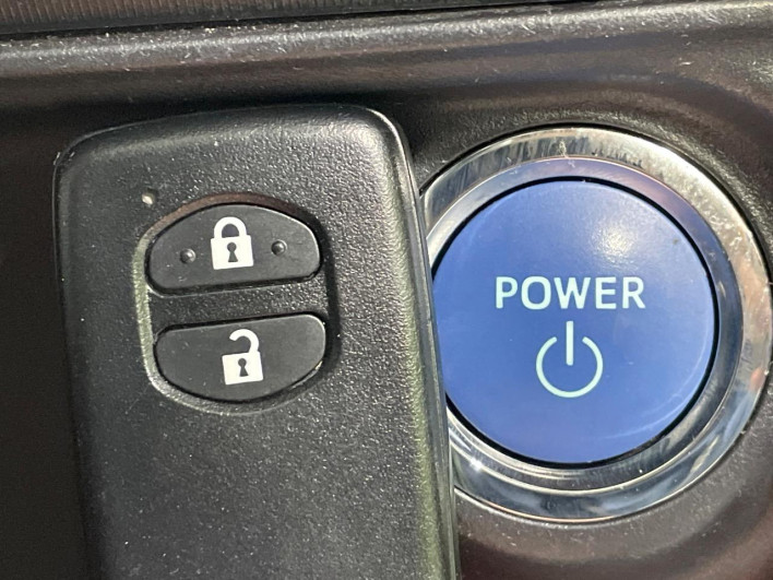 2017 Toyota Aqua DAA-NHP10 (UW-69f021f4e7402)[21]