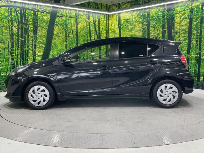 2017 Toyota Aqua DAA-NHP10 (UW-69f021f4e7402)[19]