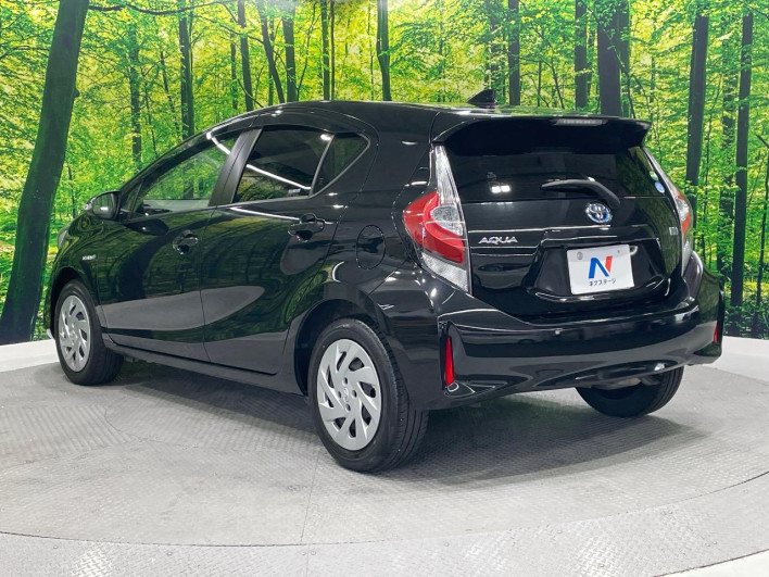 2017 Toyota Aqua DAA-NHP10 (UW-69f021f4e7402)[18]
