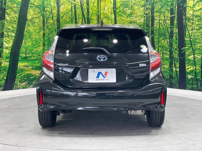 2017 Toyota Aqua DAA-NHP10 (UW-69f021f4e7402)[17]