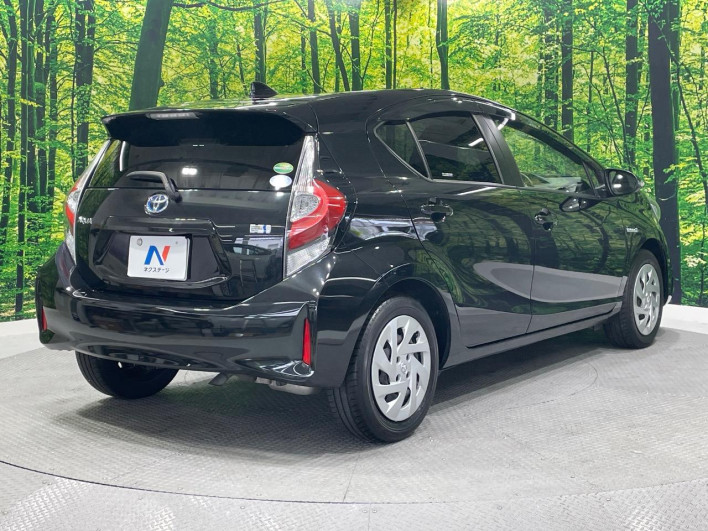 2017 Toyota Aqua DAA-NHP10 (UW-69f021f4e7402)[16]