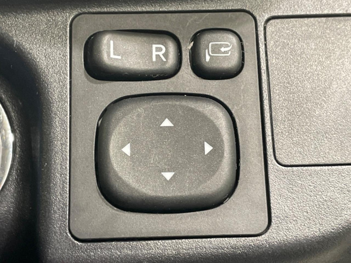 2017 Toyota Aqua DAA-NHP10 (UW-69f021f4e7402)[23]