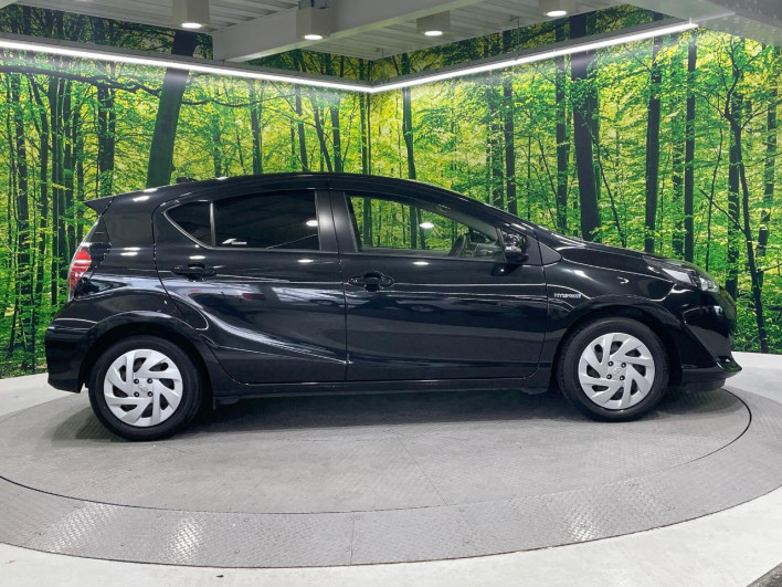 2017 Toyota Aqua DAA-NHP10 (UW-69f021f4e7402)[15]