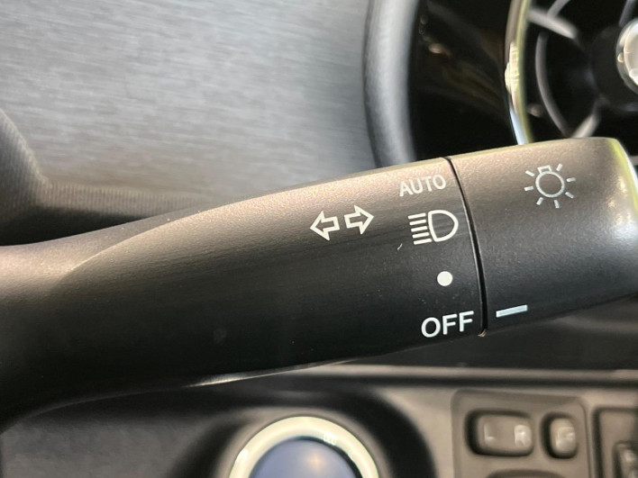 2019 Toyota Aqua DAA-NHP10H (UW-69f021f6cfdbf)[18]