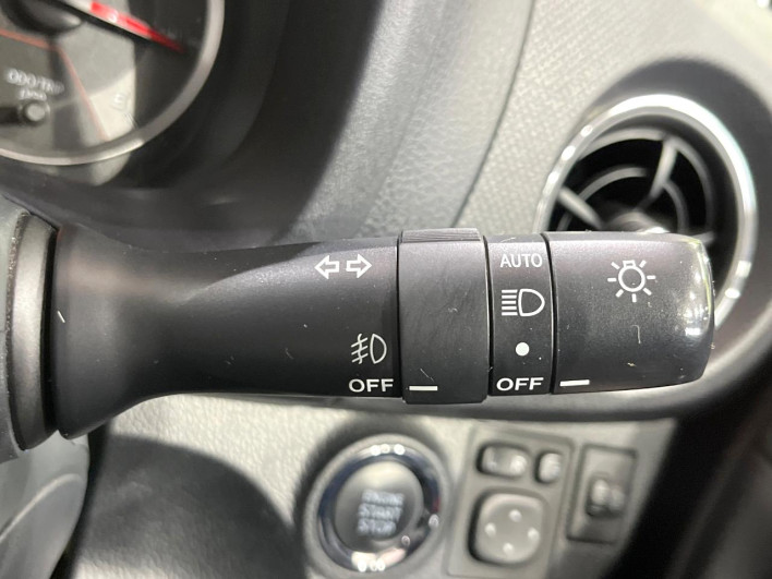 2015 Toyota Vitz DBA-NSP135 (UW-69f021f7d968b)[28]