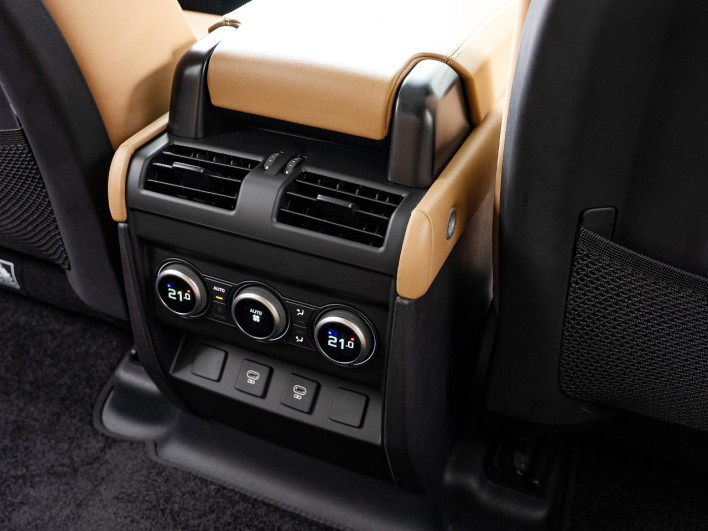 2025 Land Rover Defender 3CA-LE72WCB (UW-69f0220ee773d)[20]