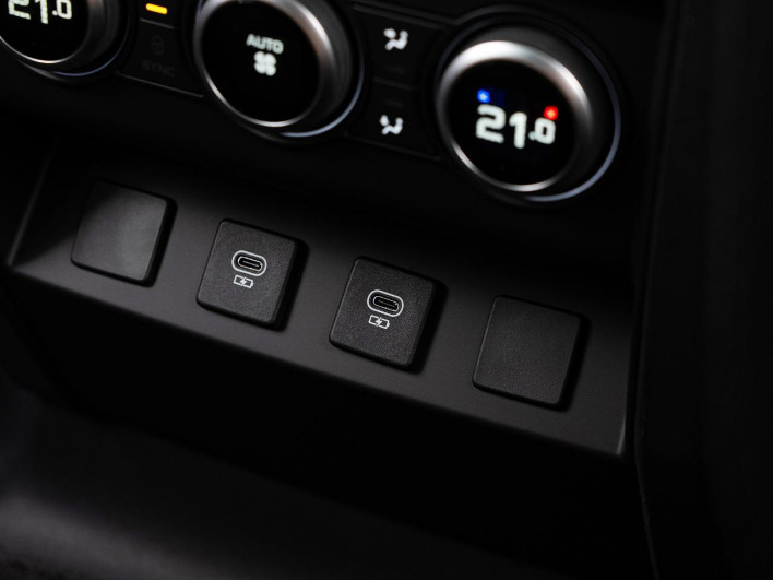 2025 Land Rover Defender 3CA-LE72WCB (UW-69f0220ee773d)[21]