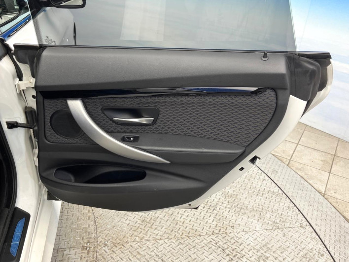 2015 BMW 3 Series DBA-3X20 (UW-69f0221c0b5d3)[26]