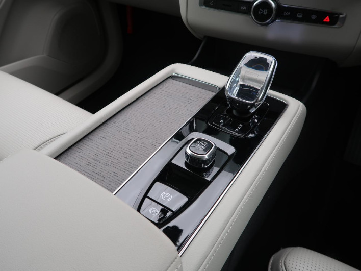 2025 Volvo XC90 5AA-LB420TXCM2 (UW-69f0222626022)[19]